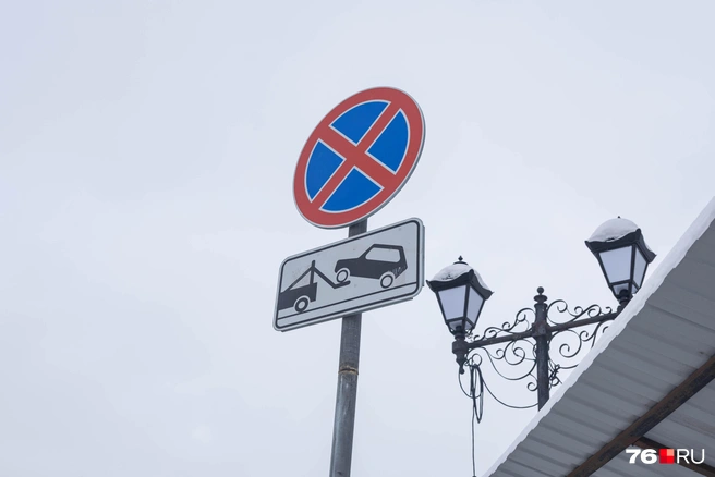 Парковка у Центрального рынка со стороны улицы Антропова запрещена. Это, по словам торговцев, сильно осложняет работу | Источник: Артем Бауман / 76.RU