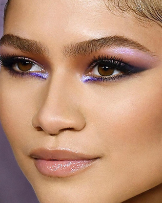 Фиолетовые стрелки на нижнем веке как у Зендаи — идеальный макияж для карих глаз