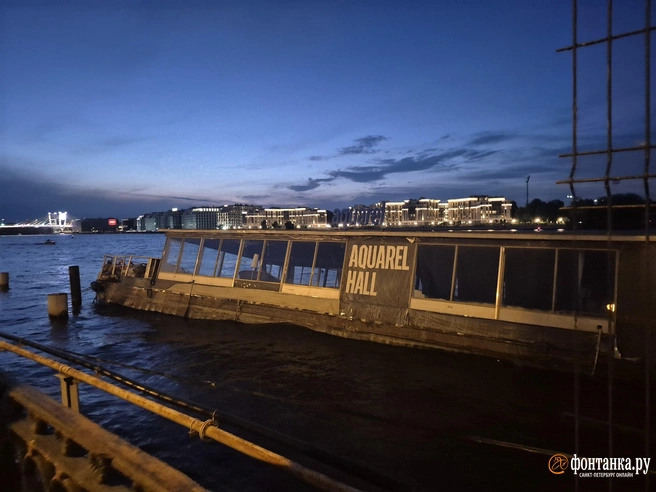 К утонувшему ресторану на набережной Макарова приехала водолазная служба. Его собираются поднимать | Источник: «Фонтанка.ру»