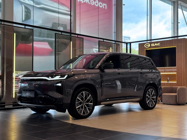 GAC S7&nbsp;— премиальный последовательный гибрид, суммарной мощностью 340&nbsp;л.&nbsp;с. и полным приводом. Его преимущество&nbsp;— запас хода до 867&nbsp;км | Источник: КИА Центр на Кашириных