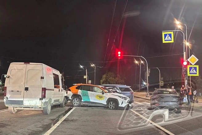 Автомобиль вылетел на встречку и собрал массовое ДТП в Красносельском районе | Источник: Дорожный Контроль СПБ | ЛО / Телеграм
