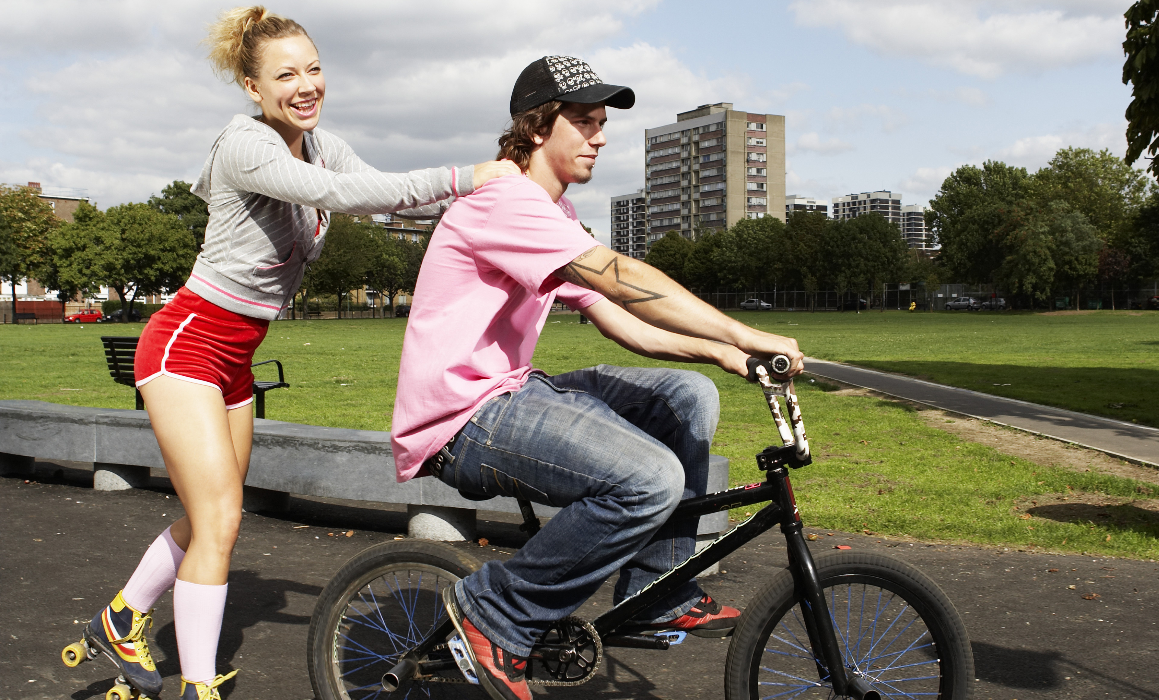 Skate bike. Велосипед самокат ролики. Катание на велосипеде. Подросток на велосипеде. Человек катается на велосипеде.