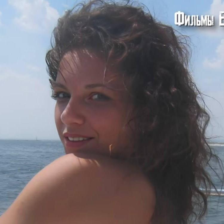 «Звонили, шептали: „Это я“»: мама Амалии Корабельниковой, пропавшей 15 лет назад, ждет ее дома