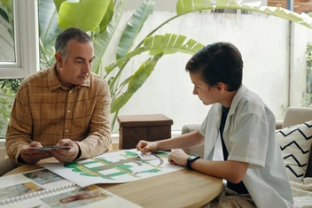 17 вопросов, которые стоит задать родителям, чтобы укрепить связь с семьей