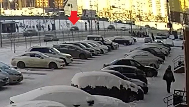 Момент включения красного для автомобиля. «Лада» находится непосредственно перед переходом (вероятно, за стоп-линией, но детально ответить на этот вопрос могут только автоэксперты) | Источник: читатель 74.RU