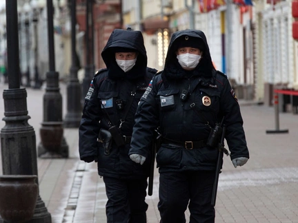 «Через меня проходят тысячи людей. Риск заражения коронавирусом почти 100%»: будни московских полицейских