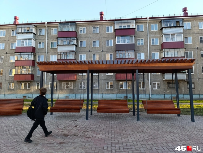 Школьник идет покачаться | Источник: Надежда Тихомирова, 45.RU
