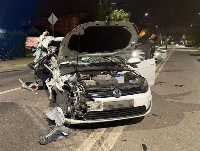 3 сентября 2025-го «Фольксваген-Гольф» под управлением пьяного Антона Гусева врезался в припаркованный полуприцеп. После аварии в салоне иномарки найдут бутылку с алкогольным коктейлем | Источник: t.me / mvd36