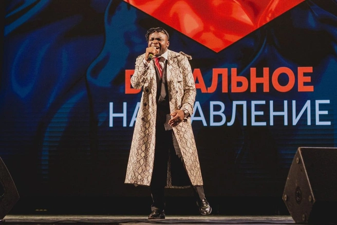 Петь на сцене Дэнис начал в университете | Источник: Дэнис Констант 