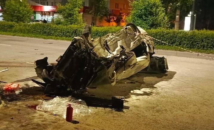 В ночной аварии с покореженной Lada Granta погибли два человека