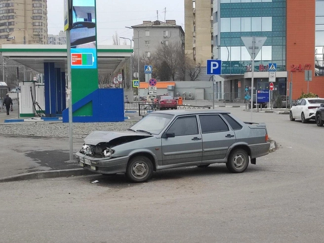 В непосредственной близости от автомобиля не выявлено повреждённых конструкций | Источник: Денис Паустовский / V1.RU