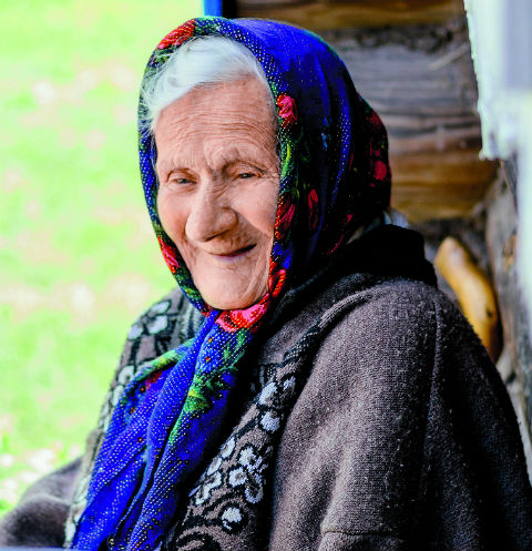 Бабушка без зубов. Фотосессия бабушка в платке портрет.