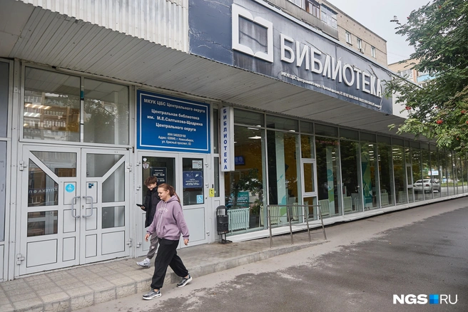 Раньше в библиотеке имени Салтыкова-Щедрина были закрыты окна. Теперь с улицы можно увидеть, что там происходит  | Источник: Александр Ощепков / NGS.RU