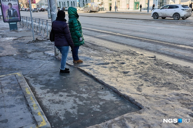 В центре города повсюду тротуары покрылись коркой льда, но на некоторых участках ее все-таки убирают | Источник: Александр Ощепков / NGS.RU