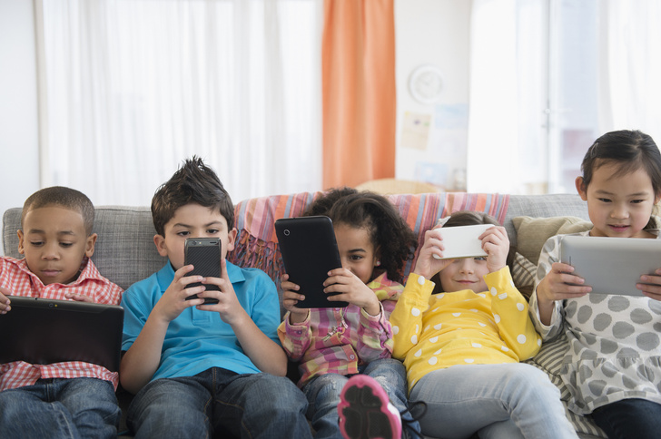 «Отложи телефон хоть на минутку»: 5 способов разумно ограничить доступ ребенка к гаджетам