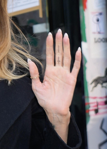 Анджелина Джоли сделала секретную татуировку на пальцах. Но все же, что на ней изображено?
