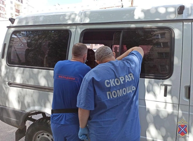 С мужчиной сейчас работает спецбригада медиков | Источник: ГУ МВД России по Волгоградской области
