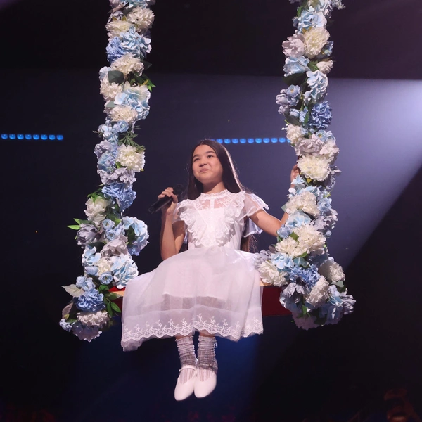 Жасмина Тузелова спела в суперфинале шлягер «Крылатые качели»