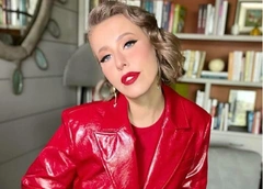 Стол ломится от черной икры и лобстеров, танцы под Буланову, звезды в образах нулевых: неголая вечеринка Собчак