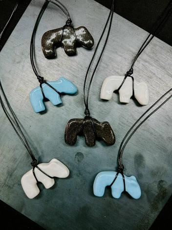 Для создания таких фигурок требуется не один десяток часов — их долго обжигают в муфельной печи | Источник: предоставлено Альфией Ардеевой