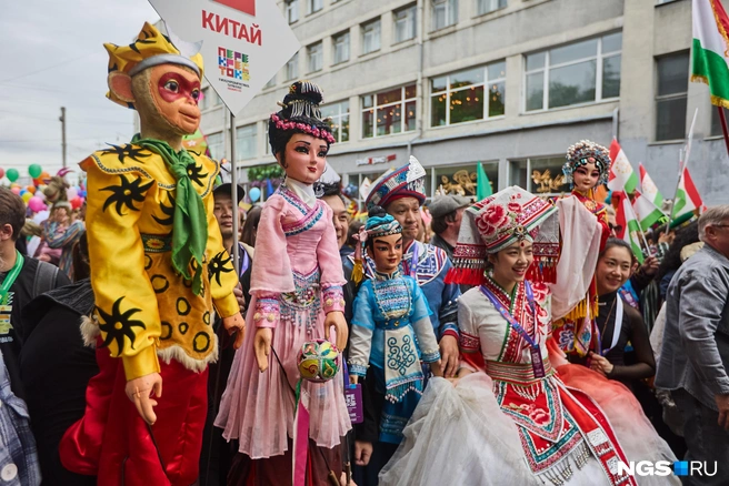 Делегация из Китая привезла с собой несколько национальных кукол | Источник: Александр Ощепков / NGS.RU