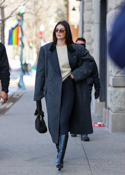 Кендалл Дженнер демонстрирует самое модное пальто весны 2022 во время прогулки с Фаи Хадра
