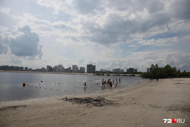 На самом берегу и в воде песок уже не такой приятный. Он смешался с глиной или илом и напоминает грязь | Источник: Ирина Шарова / 72.RU