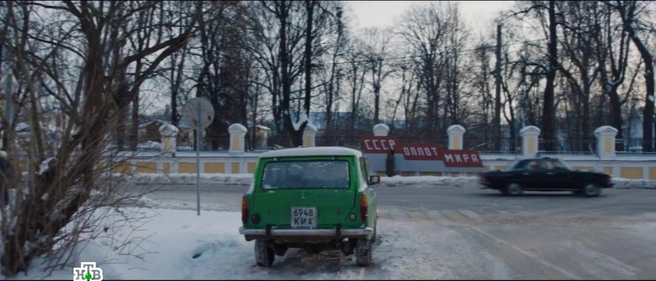 На фоне виден забор Губернаторского сада | Источник: кадр из сериала «Душегубы» (18+), реж. Алексей Быстрицкий, Максим Кубринский, НТВ, 2025 год