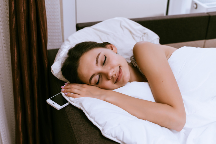 5 причин, которые заставят вас перестать класть телефон под подушку ночью