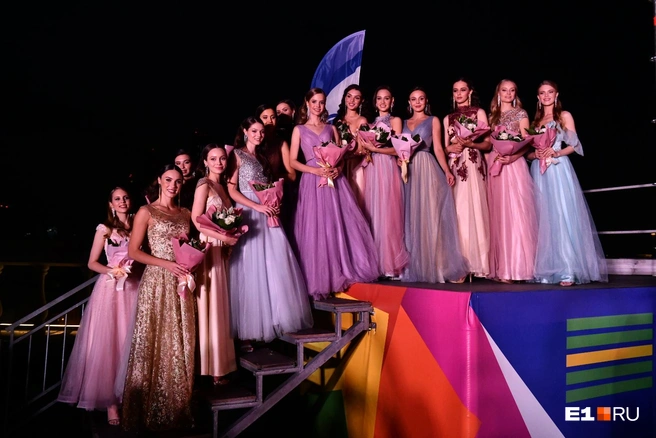 Девушки перед выходом на сцену | Источник: Дмитрий Емельянов / E1.RU