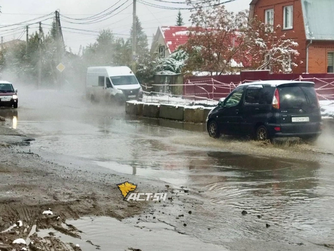 Машины как будто плывут по затопленной проезжей части | Источник: Кадры с места