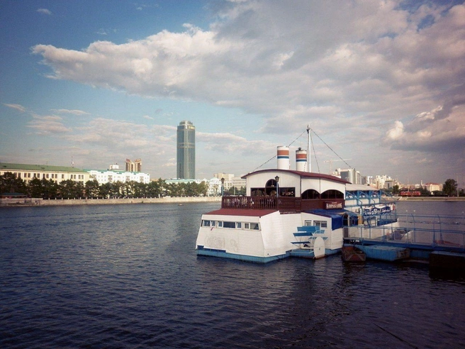 Река Исеть и вид на набережную в 2010 году. | Источник: читательница E1.RU