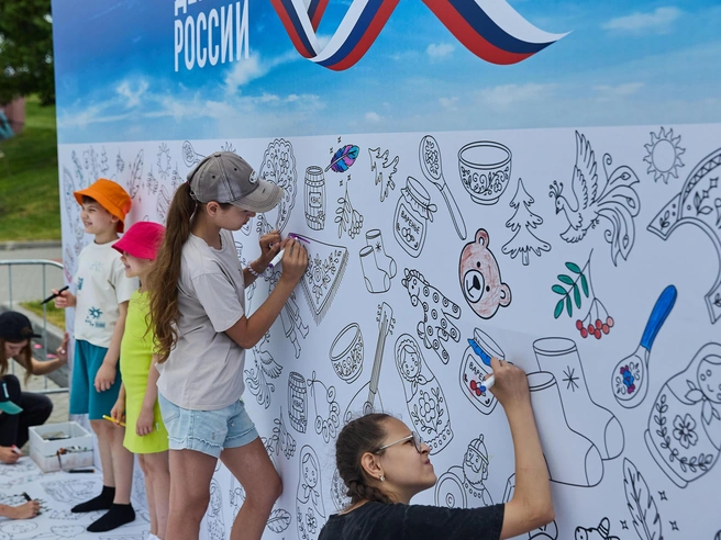 Большая раскраска для детей и взрослых к вечеру превратилась в красочное полотно с государственными символами | Источник: Александр Ощепков / NGS.RU