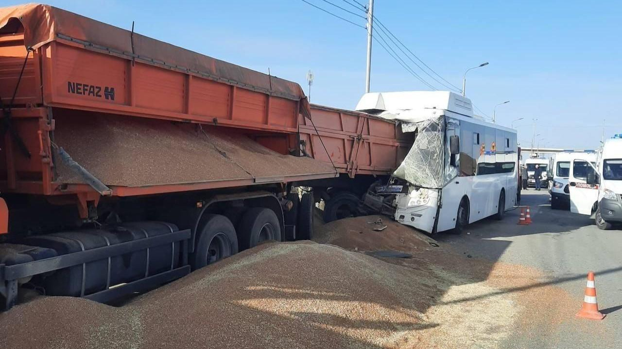 Десятки людей пострадали, погибли дети: в Крыму автобус врезался в грузовик — кадры