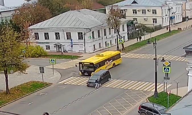 «Скрылся с места ДТП»: в Ярославской области водитель иномарки сбил ребенка и уехал