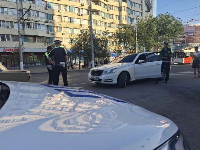 Всё равно, чьи и какие машины останавливать. Правила для всех одни | Источник: Крылов Тимофей / V1.RU