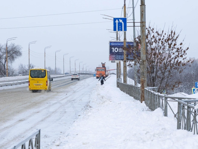 Для перехода Толбухинского моста людям приходится выходить на проезжую часть. | Источник: Артем Бауман / 76.RU