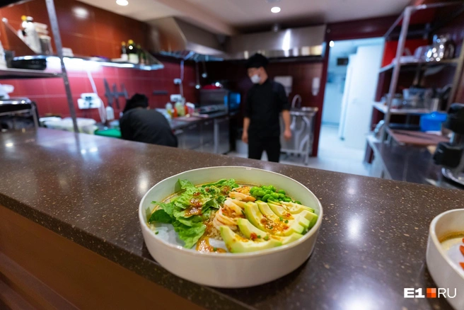 Нутрициолог отмечает, что авокадо содержит витамины E, C, K и группы B, фолаты (витамин B9) | Источник: Максим Бутусов / E1.RU