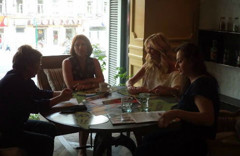 Слева направо: психолог Ольга Тиунова, телесваха Роза Сябитова, модель Виктория Лопырева, редактор Анастасия Ананьина