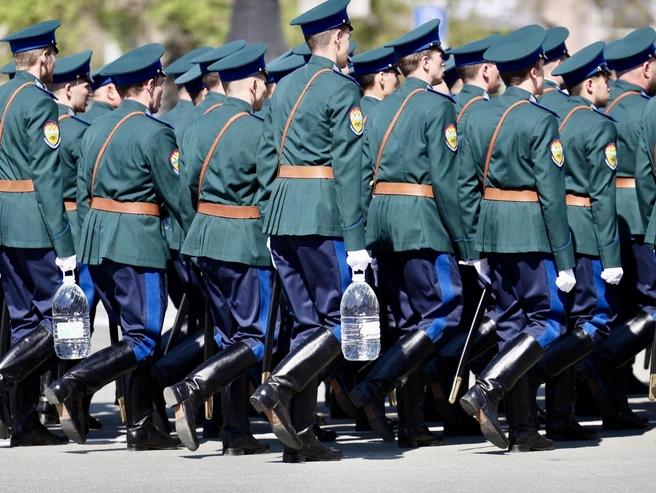 В такую жару бутылки с водой лучше не выпускать из рук | Источник: Наталья Лапцевич