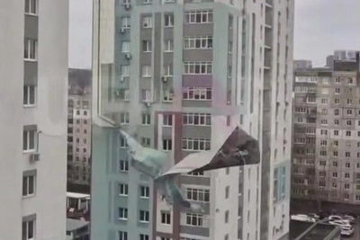 В Уфе ветер сорвал облицовку дома на припаркованные машины