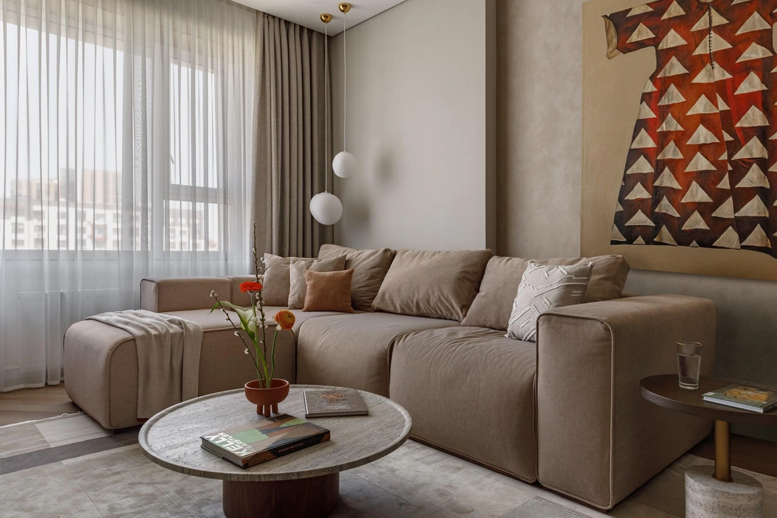 Отделочные материалы, Design Hub Astana. Текстиль Muara, Deco Home Astana. Мягкая мебель, Integra Home, Sabali. Картины, Nata Karagoz Art. Ковры, Kilemhan. Журнальные столики из травертина, CasaFelice. Освещение, Velvet Designstore. Растения, Treez.kz. Декор, Decor room Almaty. | Источник: Мила Лотоцкая. Стиль: Сая Данияр