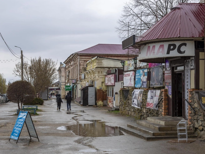 Крупные вывески и надписи частично закрывают вид на центральную часть городка. | Источник: Константин Завриков / V1.RU