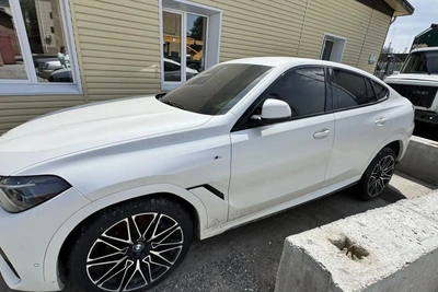 BMW X6 с тремя семёрками в номере продают с молотка