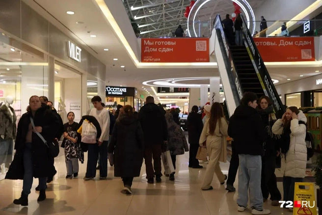 В «Кристалле» скопление людей мы наблюдали только у прилавков с новогодними подарками. В магазинах одежды&nbsp;— пусто | Источник: Ирина Шарова / 72.RU 