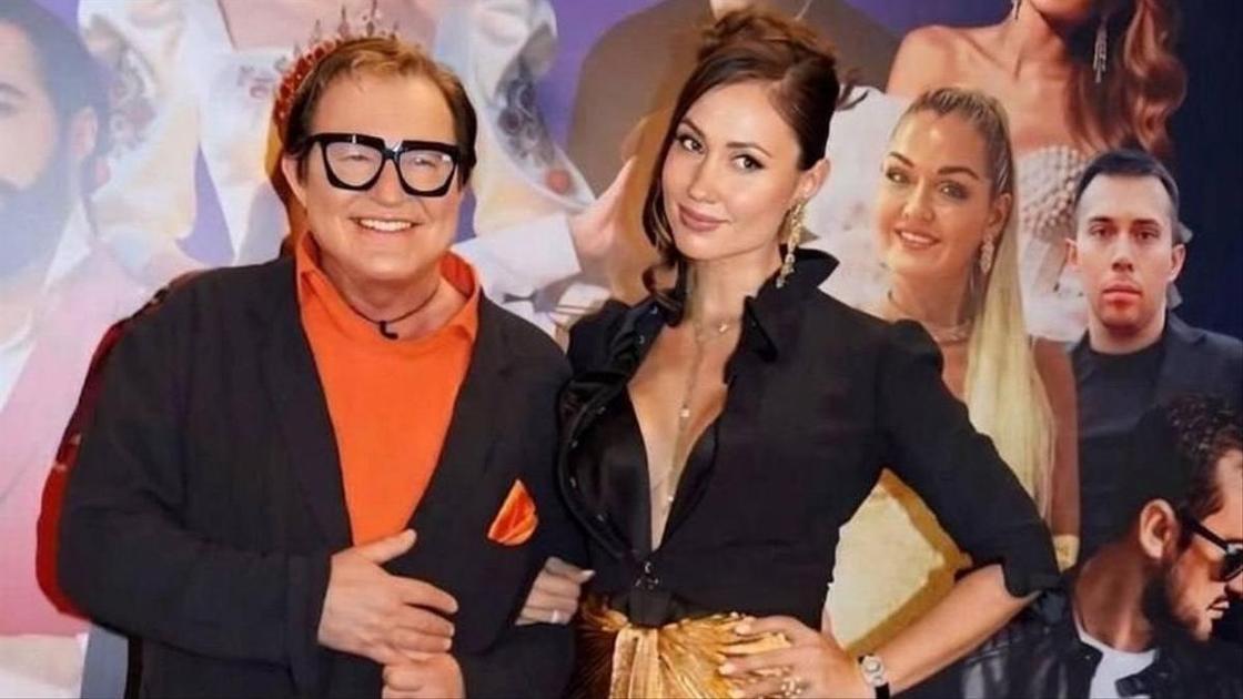 Елена Товстик в платье с глубоким декольте сияет рядом с Дмитрием Дибровым