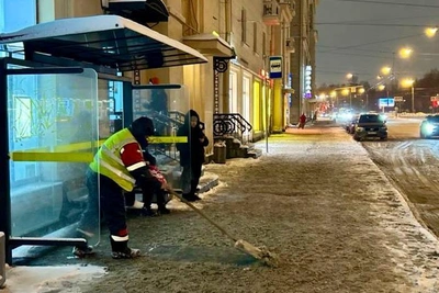 Петербург убирает снег после снегопада дворниками и техникой