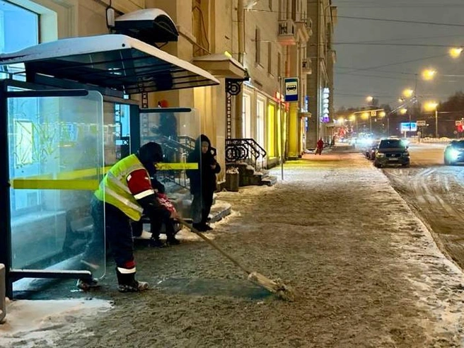 Дворники и спецтехника вышли на борьбу с последствиями снегопада в Петербурге | Источник: пресс-служба вице-губернатора Евгения Разумишкина