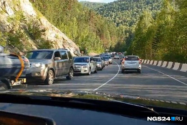 Пробки на трассе Дивногорск — Красноярск бывают каждый вечер | Источник: Александра Симутина / NGS24.RU