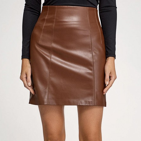 Ставим лайк: кожаная мини-юбка шоколадного оттенка как у Хейли Бибер